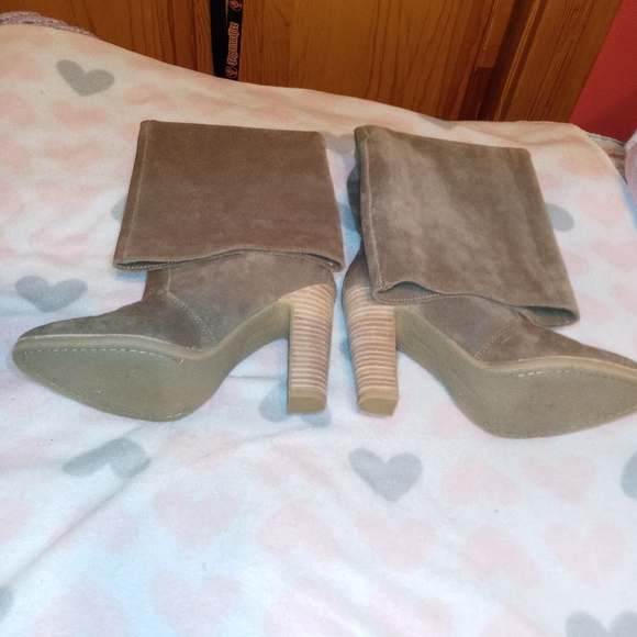 NEW DOLCE VITA, HIGH HEEL, KNEE HIGH BOOTS, SIZE 6, TAUPE SUED MATERIAL! - Picture 3 of 5